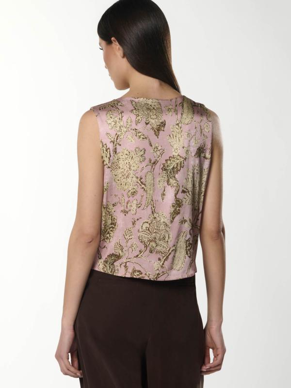 Gilet scollo a V con laccetti Il gilet con scollo a V e allacciatura frontale con due laccetti si distingue per la costruzione essenziale e l’equilibrio delle linee, che valorizzano la silhouette con naturale eleganza. Il dettaglio dei laccetti aggiunge un tocco femminile e moderno, mantenendo un’estetica sobria e raffinata. Un capo versatile e contemporaneo, ideale da indossare in coordinato o come elemento autonomo. Perfetto per interpretare lo stile Spencer con semplicità ricercata, unendo leggerezza e c