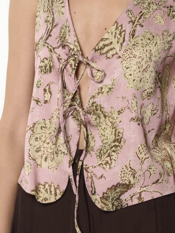 Gilet scollo a V con laccetti Il gilet con scollo a V e allacciatura frontale con due laccetti si distingue per la costruzione essenziale e l’equilibrio delle linee, che valorizzano la silhouette con naturale eleganza. Il dettaglio dei laccetti aggiunge un tocco femminile e moderno, mantenendo un’estetica sobria e raffinata. Un capo versatile e contemporaneo, ideale da indossare in coordinato o come elemento autonomo. Perfetto per interpretare lo stile Spencer con semplicità ricercata, unendo leggerezza e c